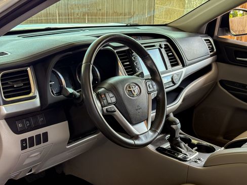 Used 2019 Toyota Highlander XLE FWD image 16