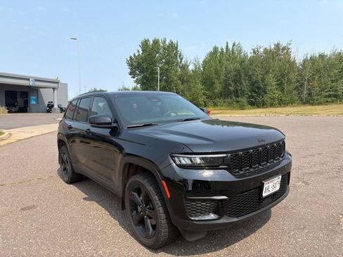 Used 2024 Jeep Grand Cherokee Altitude AWD/4WD image 8