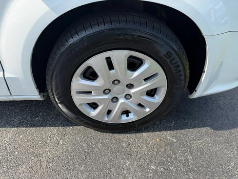 Used 2018 Dodge Grand Caravan SE w/ UConnect Hands-Free Group FWD image 40