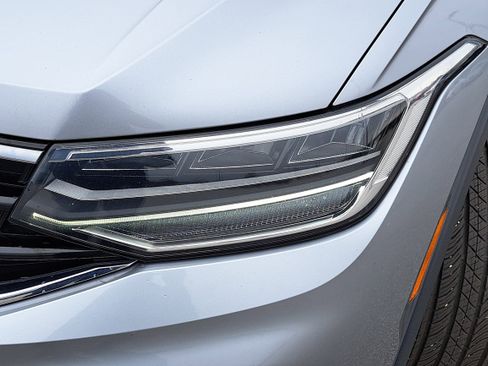 Certified 2023 Volkswagen Tiguan SE R-Line image 30