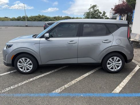 Used 2023 Kia Soul LX FWD image 3