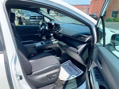 Used 2023 Toyota Sienna XSE AWD/4WD image 18