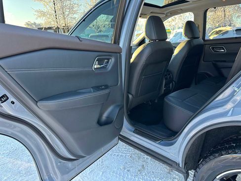 Used 2021 Nissan Rogue Platinum image 15