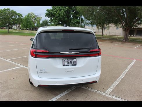 Used 2023 Chrysler Pacifica Touring-L image 4