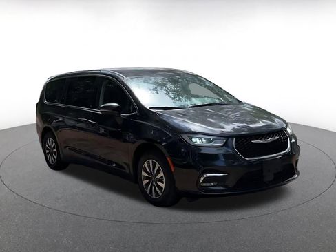 Used 2023 Chrysler Pacifica Touring-L FWD image 3