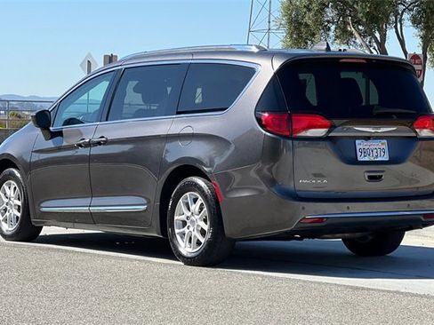 Used 2020 Chrysler Pacifica Touring-L image 6