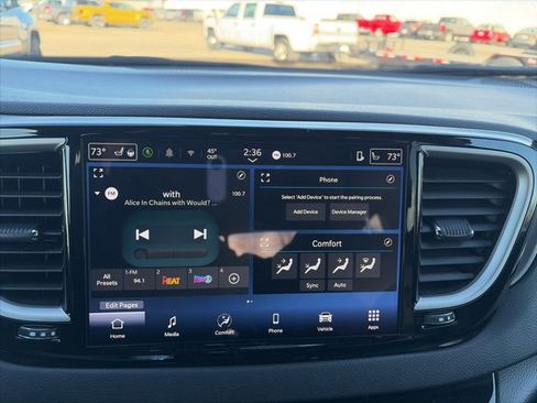 Used 2025 Chrysler Pacifica Select image 21