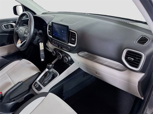 Used 2022 Hyundai Venue SEL image 31