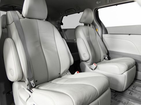 Used 2013 Toyota Sienna XLE image 25