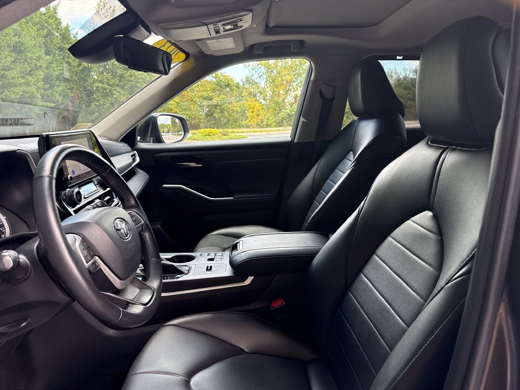Used 2023 Toyota Highlander XLE FWD image 11