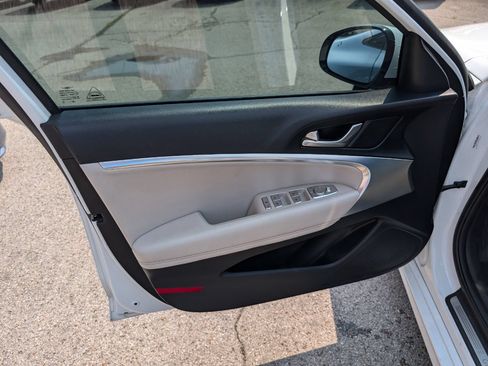 Used 2022 Genesis G70 2.0T RWD image 11