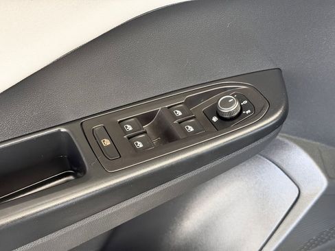 Used 2025 Volkswagen Taos SE w/ Panoramic Sunroof Package FWD image 23