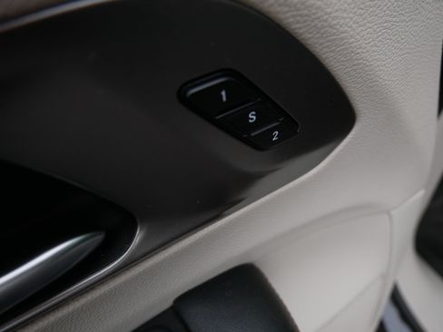 Used 2020 Chrysler Pacifica Touring-L FWD image 22