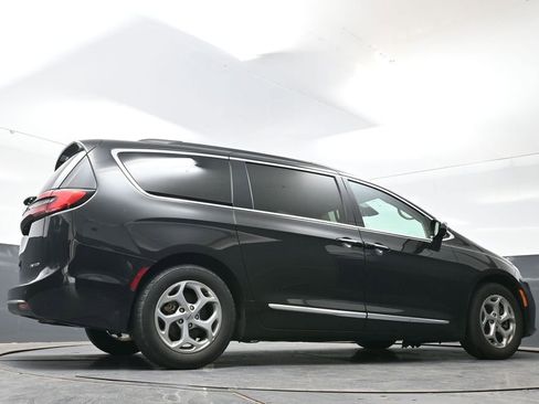 Used 2023 Chrysler Pacifica Limited image 24