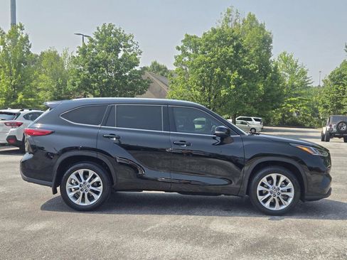 Used 2023 Toyota Highlander Limited FWD image 6