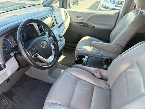 Used 2018 Toyota Sienna XLE FWD image 10
