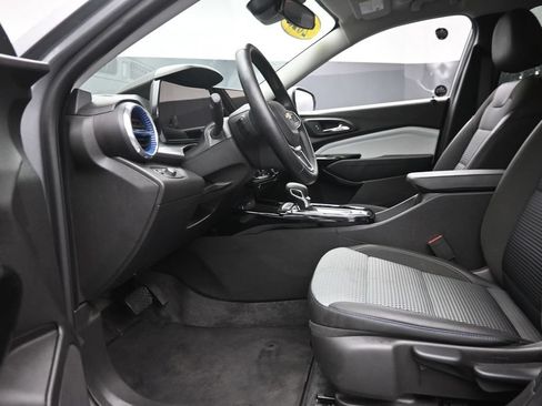 Used 2025 Chevrolet Trax LT w/ LT Convenience Package FWD image 16