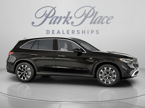 Used 2025 Mercedes-Benz GLC 350e 4MATIC image 30