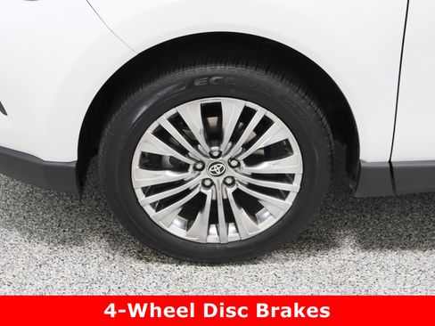 Used 2024 Toyota Venza LE image 11