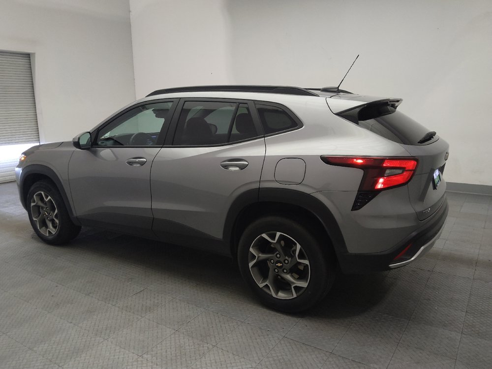 Used 2025 Chevrolet Trax LT w/ LT Convenience Package FWD image 3