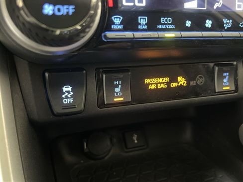 Used 2021 Toyota RAV4 XLE Premium AWD/4WD image 33