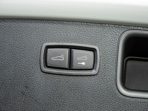 Certified 2026 Porsche Macan AWD/4WD image 32