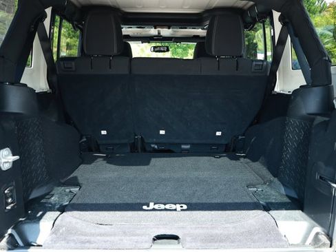 Used 2016 Jeep Wrangler Unlimited Sahara w/ Connectivity Group AWD/4WD image 10