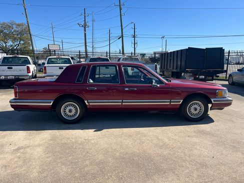 Used 1990 Lincoln Town Car image 7