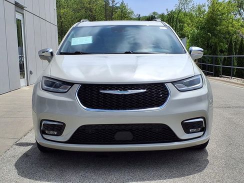 Used 2021 Chrysler Pacifica Limited w/ Uconnect Theater Family Group FWD image 2