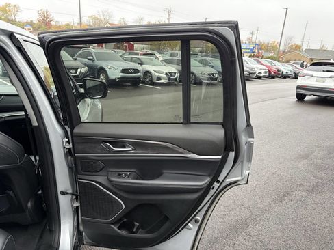 Used 2022 Jeep Grand Cherokee Limited image 19