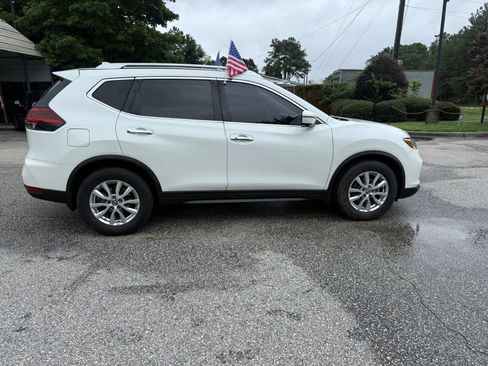 Used 2018 Nissan Rogue SV w/ Premium Package FWD image 4
