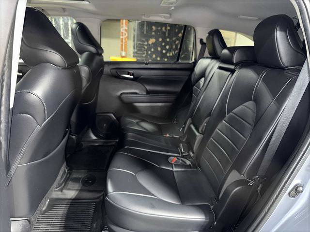 Certified 2022 Toyota Highlander XLE AWD/4WD image 17