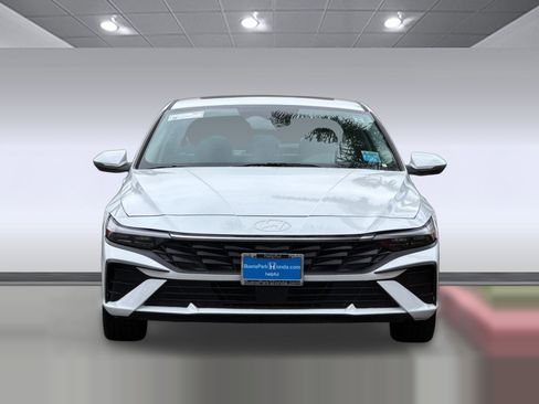Used 2025 Hyundai Elantra Limited FWD image 5