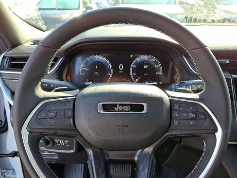 New 2025 Jeep Grand Cherokee L Laredo image 13