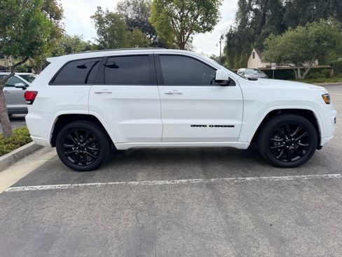 Used 2018 Jeep Grand Cherokee Altitude RWD image 5