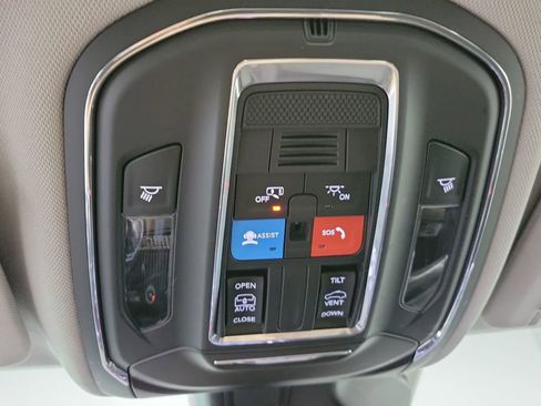 Used 2024 Jeep Grand Cherokee Laredo X image 71