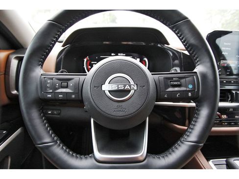 Used 2025 Nissan Pathfinder Platinum FWD image 14
