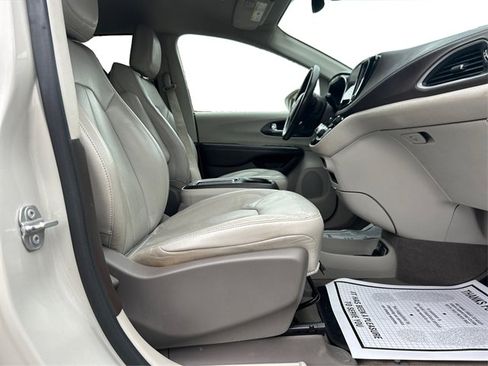 Used 2021 Chrysler Pacifica Touring-L image 49