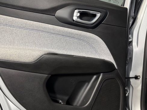 Used 2024 Jeep Compass Latitude image 27