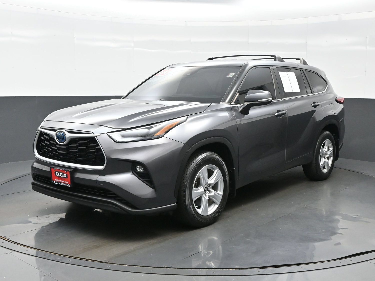 Used 2023 Toyota Highlander LE AWD/4WD image 2
