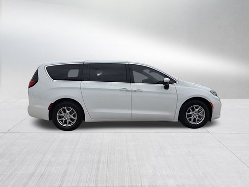 Used 2023 Chrysler Pacifica Touring-L FWD image 4