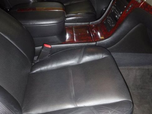 Used 2011 Cadillac Escalade Luxury image 28