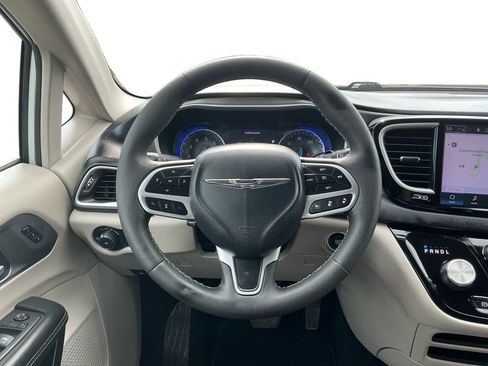 Used 2024 Chrysler Pacifica Touring-L FWD image 18