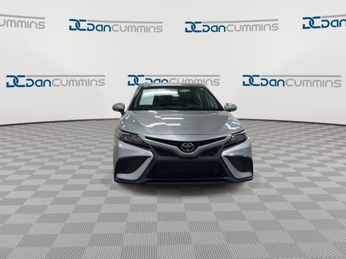 Used 2022 Toyota Camry SE image 3