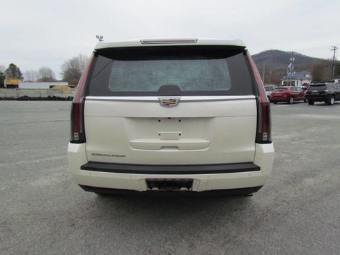 Used 2015 Cadillac Escalade Premium image 6