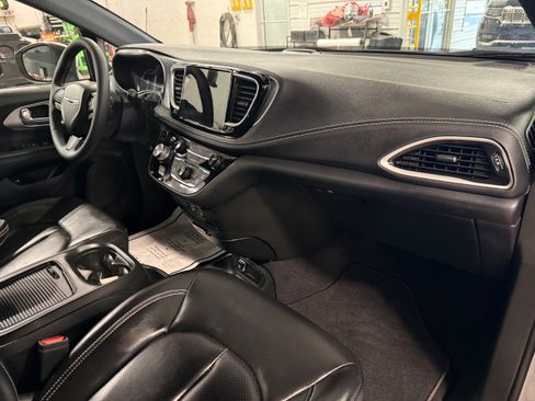 Used 2023 Chrysler Pacifica Touring-L w/ S Appearance Package FWD image 5