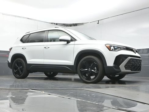 Used 2025 Volkswagen Taos SE image 30