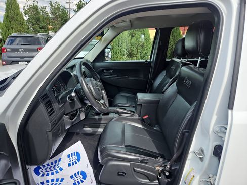 Used 2012 Jeep Liberty Sport image 11