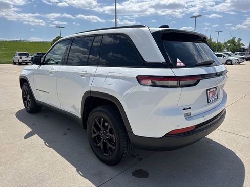 Used 2025 Jeep Grand Cherokee Altitude AWD/4WD image 22
