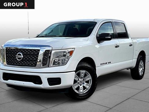 Used 2018 Nissan Titan SV image 1